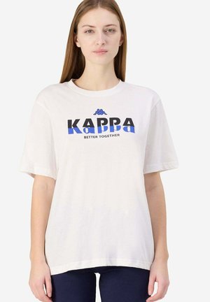 Biała bawełniana koszulka z krótkimi rękawami, z wyraźnym czarnym i niebieskim logo "KAPPA" oraz napisem "LEPIEJ RAZEM" nadrukowanym na przodzie.