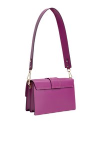Magenta Ledertasche mit geometrischem Design, ausgestattet mit einem Klappenverschluss, goldenen Beschlägen und einem abnehmbaren Schultergurt. Texturierte Oberfläche.