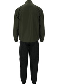 Olivgrön jacka med ståkrage och elastiska ärmmuddar, matchad med svarta byxor med elastisk midja. Slät textur, minimalistisk design.