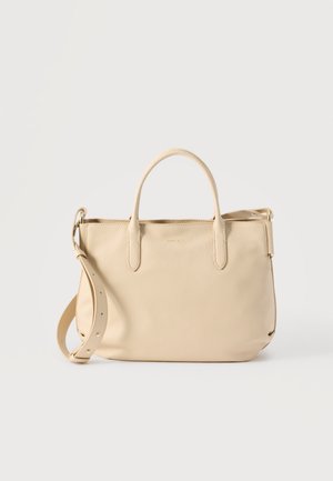 Geantă de mână din piele bej cu două mâneruri și o curea de umăr reglabilă, expusă pe un fundal simplu, deschis la culoare.