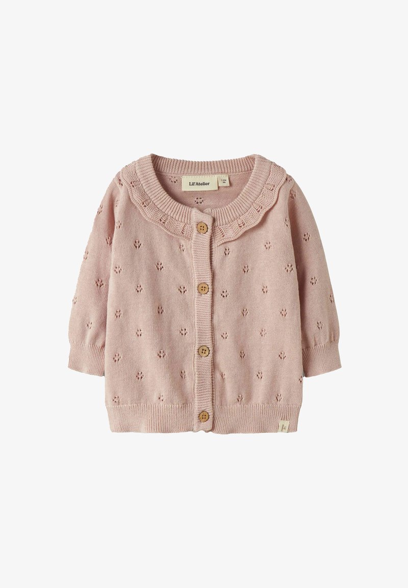 Cardigan per bambini rosa lavorato a maglia con colletto smerlato, bottoni in legno, piccoli motivi a occhiello e maniche lunghe.