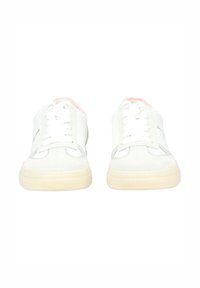 Białe trampki z miękkimi zamszowymi akcentami, jasnozielonymi detalami i jasnoróżową wyściółką wewnętrzną. Posiadają sznurowadła i teksturowaną gumową podeszwę.