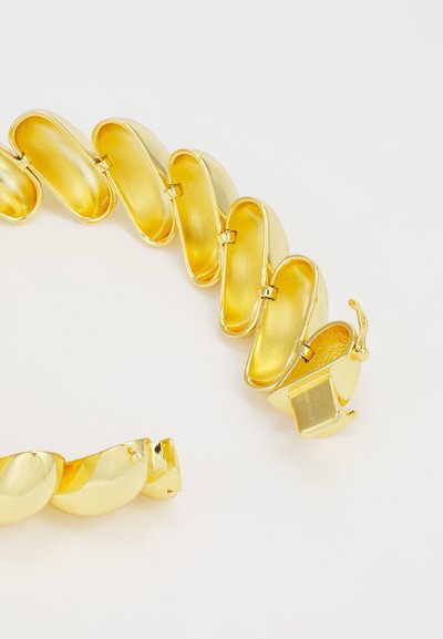 Bracelet en or composé de sections courbes entrelacées avec une finition brillante. Chaque segment dispose d'un mécanisme de fermoir interne pour un maintien sécurisé.