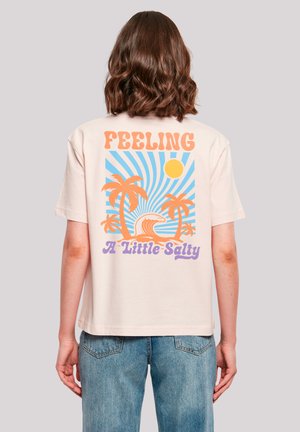 Kurzärmliges, hellrosa T-Shirt mit lebhaftem Motiv von Palmen, Wellen und Sonne sowie retro-inspiriertem Text "Feeling A Little Salty."