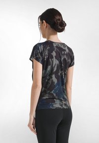 Kurzärmeliges Hemd mit Blumenmuster auf schwarzem Grund mit blauen und grauen Akzenten, aus weichem, leichtem Stoff gefertigt, mit lockerem Sitz.