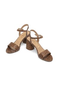Sandały na obcasie w cętki z szerokim paskiem na palcach i paskiem na kostce. Solidny słupek obcasa oraz gładka skóra.