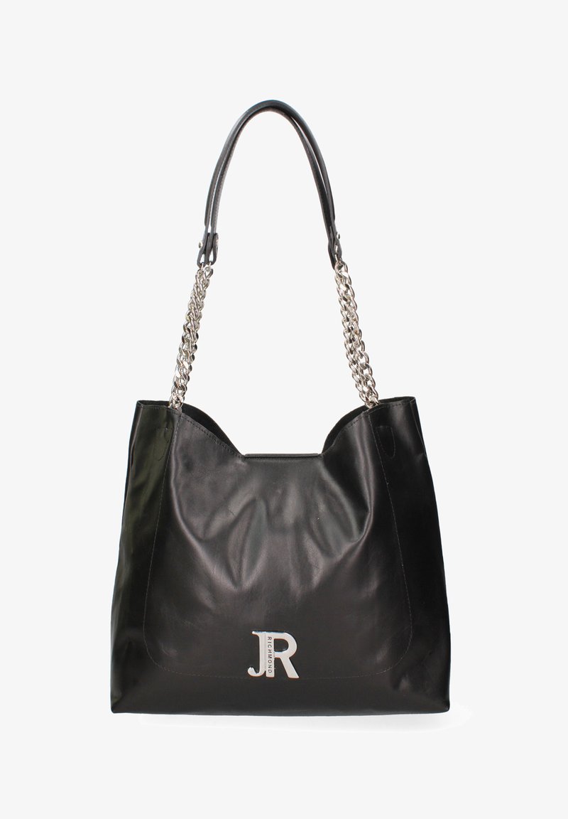 Zwarte leren shopper met zilveren kettinghengsel en geëtst "JR" logo. Kenmerkt een slungelig ontwerp en een open bovenkant voor gemakkelijke toegang.