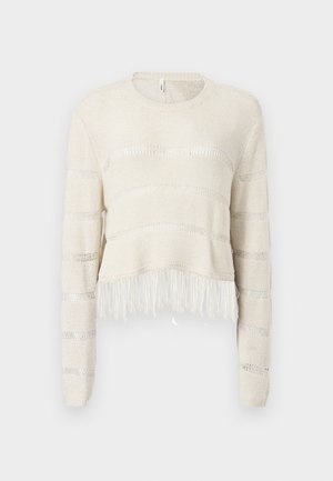 Lys beige cropped sweater med lange ærmer, der har vandrette stribemønstre, åbne strikkede sektioner og frynser ved kanten.