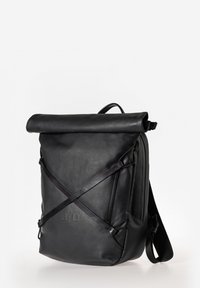 Zaino in pelle nera a rullo con spallacci regolabili, cinghie di accentuazione diagonali e scomparto con zip. Texture liscia e design minimalista.