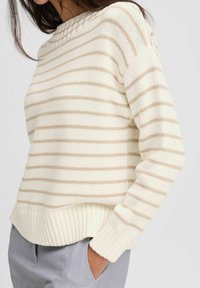 Strickpullover mit cremefarbenen und beigen horizontalen Streifen, gerippten Bündchen und Saum, mit rundem Halsausschnitt und lockerer Passform.