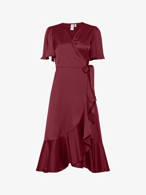 Bordová saténová púzdrová šaty s krátkymi puffovými rukávmi, bočným zaväzovaním a volánovým lemom. Hladká textúra s lichotivým siluetou.