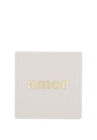 Fyrkantig keramikskiva i matt ljusrosa, med ordet "amor" präglat i guld. Kanterna är släta med en subtil bårddesign.