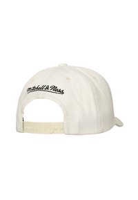 Biała regulowana czapka baseballowa widoczna z tyłu, z czarnym haftem "Mitchell & Ness" nad otworem i plastikowym zapięciem na zatrzask.