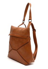 Mochila de cuero marrón con correas ajustables, diseño geométrico bordado en la parte frontal y cierre superior con solapa y cremallera.
