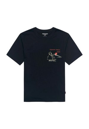 Maglietta blu navy a maniche corte con una piccola barca a vela, montagne, sole rosso e il testo "Yachting Sebago Japan" sul petto.