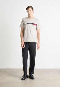 Tommy Hilfiger CHEST INSERT TEE - T-Shirt print - heathered pebble