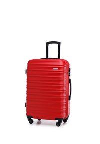 Maleta rígida roja con surcos horizontales, un asa retráctil negra y cuatro ruedas suaves para mayor movilidad. Cuenta con un asa lateral.