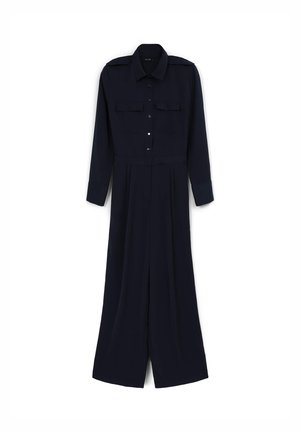 Jumpsuit blu navy con maniche lunghe, chiusura con bottoni, due tasche sul petto e pantaloni larghi. Realizzato in un tessuto morbido e leggero.