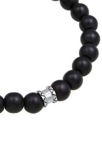 Bracciale di perline nere con finitura opaca. Include una chiusura in argento con incisione "925" e accenti decorativi al centro.