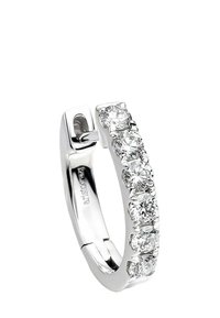 Pendiente de aro de plata con una fila de seis piedras redondas y claras. Acabado suave y pulido con un mecanismo de cierre seguro.