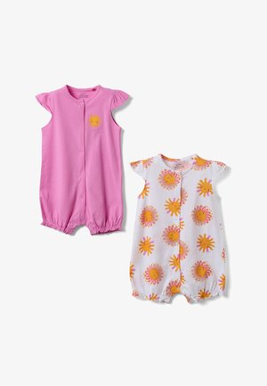 Deux grenouillères sans manches pour bébé, l’une rose uni avec un petit motif de soleil, l’autre blanche avec un motif de soleil jaune et rose sur toute la surface.