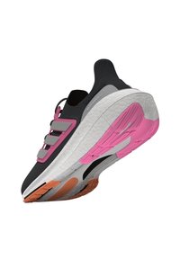 Svart löparsko med rosa och grå detaljer, strömlinjeformad design, strukturerad sula, utrustad med Boost-teknologi och dämpad häl för stöd.