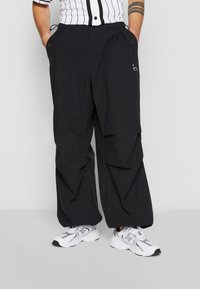 Karl Kani - SMALL SIGNATURE PARACHUTE  - Pantaloni - black Immagine in miniatura 1