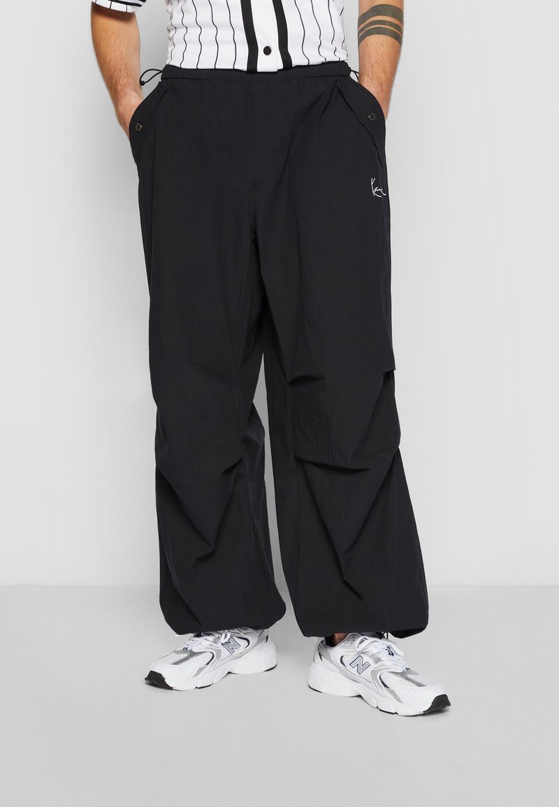 Karl Kani - SMALL SIGNATURE PARACHUTE  - Pantaloni - black, Ingrandire