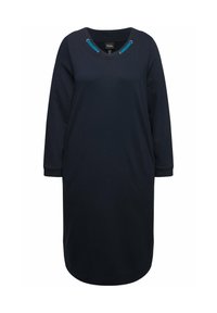 La blue dress navy con un ajuste relajado, escote redondo y mangas de tres cuartos. Presenta acentos de ojales turquesa en el escote.