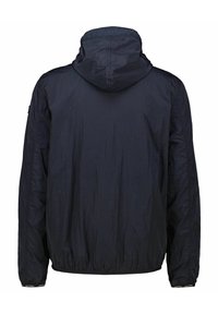Giacca impermeabile blu navy con cappuccio, polsini e orlo elastici. Presenta una texture liscia e leggera e un design minimalista.