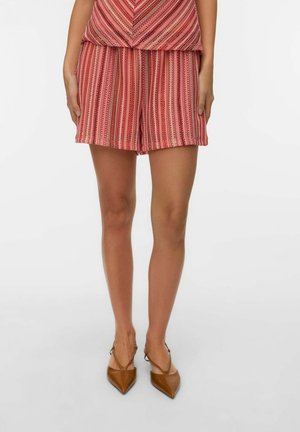 Szorty wykonane z lekkiego materiału, z pionowymi czerwono-różowymi paskami i dekoracyjnymi wzorami. Długość do połowy uda, luźny krój, z elastycznym pasem.
