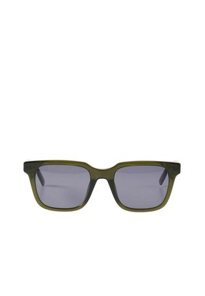 Lunettes de soleil rectangulaires avec monture en plastique translucide vert olive et verres teintés gris foncé, présentées sur fond blanc.