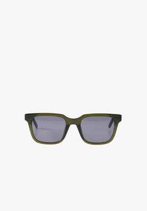 Lunettes de soleil rectangulaires avec monture en plastique translucide vert olive et verres teintés gris foncé, présentées sur fond blanc.
