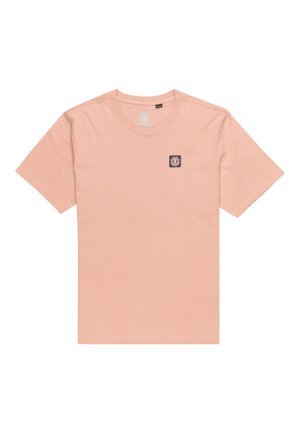 Vaaleanpunainen lyhythihainen t-paita, joka on valmistettu pehmeästä puuvillasta. Vasemman rinnan kohdalla pieni tummansininen logopatch. Klassinen pyöreä pääntie.