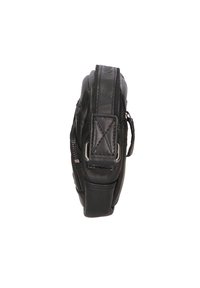 Borsa in pelle nera di forma arrotondata, dotata di chiusura con zip e attacco per una tracolla laterale. Texture liscia con dettagli di cucitura.