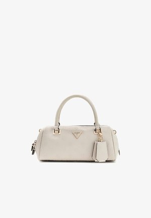 Hellgraue Handtasche aus strukturiertem Leder mit goldfarbenen Beschlägen, kurzen Griffen und einem abnehmbaren Anhänger. Verfügt über ein durchgängig mit einem Logo geprägtes Muster.