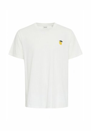T-shirt bianco in cotone con maniche corte, caratterizzata da un piccolo ricamo di un limone giallo e una foglia verde sul lato sinistro del petto. Design semplice e classico.