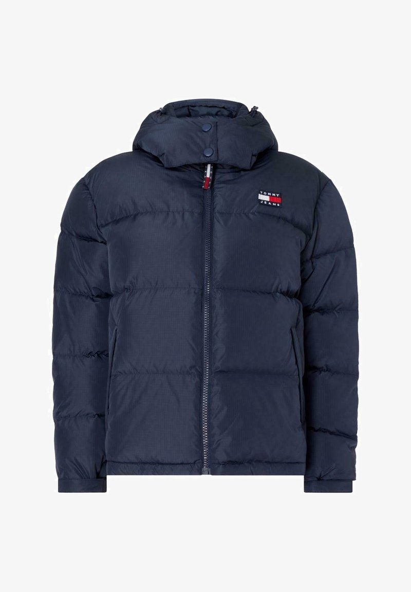 Chaqueta acolchada azul marino con capucha, cremallera frontal, botones a presión en el cuello, bolsillos laterales y logo de Tommy Jeans en el pecho.