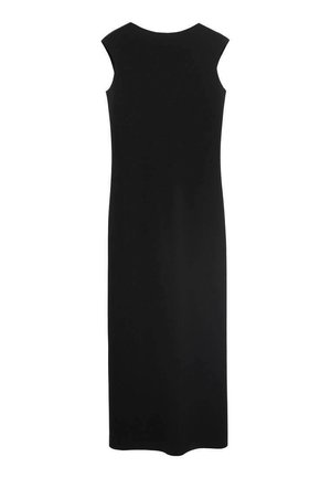 Robe noire sans manches avec une silhouette droite, col rond et tissu lisse, atteignant le milieu du mollet, design minimaliste sans ornements.
