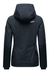 Veste impermeable bleu marine avec capuche, présentant un logo au dos, des poignets élastiques et une texture lisse. Accents marron sur les manches.