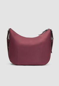 Maroonfarbene Hobo-Tasche aus glattem Stoff, mit geschwungener Form, Reißverschluss und kurzen dekorativen Quasten an der Seite.