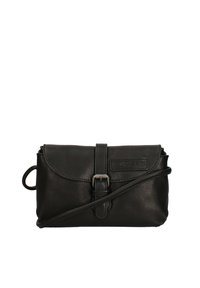 Borsa a tracolla in pelle nera con chiusura a patta, accento di fibbia metallica e tracolla regolabile. Presenta una superficie testurizzata e un logo stampato.