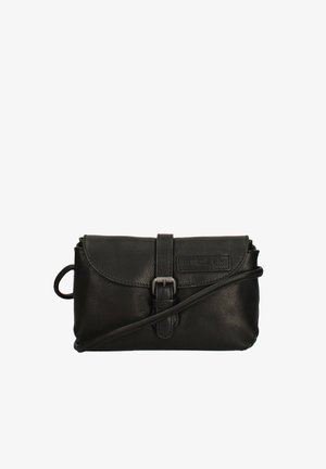 Borsa a tracolla in pelle nera con chiusura a patta, accento di fibbia metallica e tracolla regolabile. Presenta una superficie testurizzata e un logo stampato.