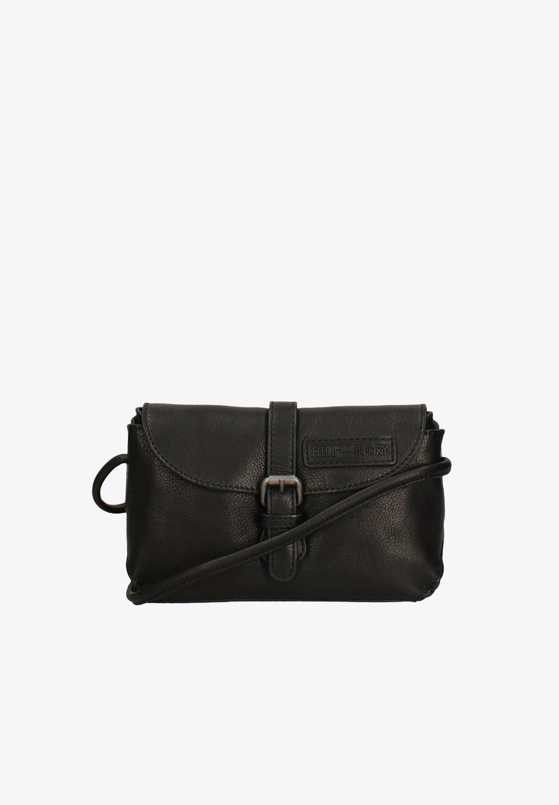 Borsa a tracolla in pelle nera con chiusura a patta, accento di fibbia metallica e tracolla regolabile. Presenta una superficie testurizzata e un logo stampato.