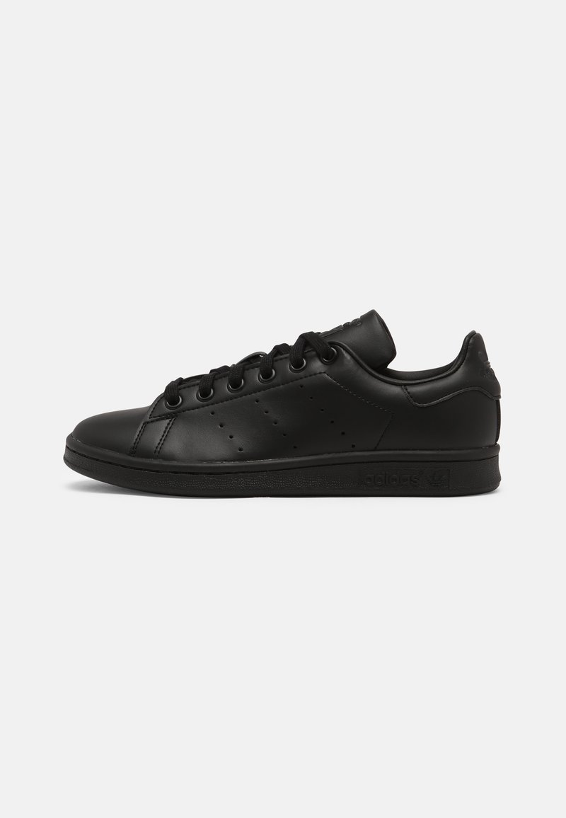 Sorte lædersneakers med rund tå, flad gummisål, snørebånd med øjer og perforerede sidedele. Logo prægede på hælen.