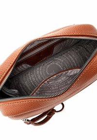 Borsa in pelle marrone con texture e zip argentata, che rivela un rivestimento grigio con testo ripetuto e una tasca laterale per l'organizzazione.