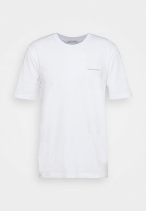 T-shirt branco de manga curta feito de algodão, com gola redonda e um pequeno logótipo impresso do lado esquerdo. Textura suave, corte casual.