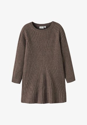 Abito in maglia di colore marrone chiaro, con texture a coste verticali, scollo rotondo e maniche lunghe con dettagli di pattern discreti.