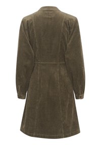 Robe en velours côtelé vert olive à manches longues, col, coutures ajustées et jupe légèrement évasée ; dotée de poignets boutonnés et d'une texture lisse.