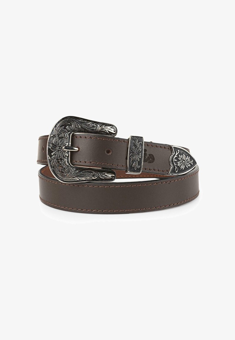 Cinturón de cuero marrón con una hebilla plateada ornamentada que presenta grabados florales, y un pasador metálico a juego; costuras detalladas visibles a lo largo de los bordes.